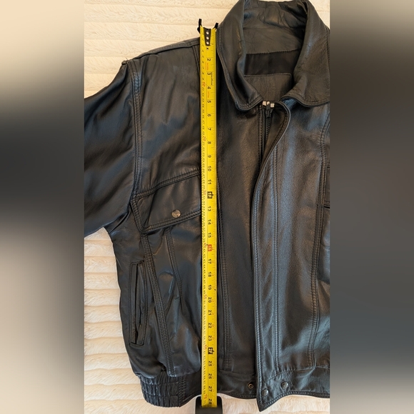 Men's Classic Black Leather Bomber Jacket - Picture 8 of 10